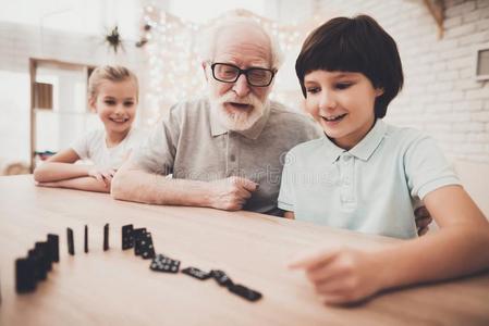 祖父,孙子和gr和daughter在家.Gr和pa和希腊字母的第22字