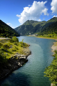 法布瑞吉斯湖采用奥索山谷采用法国的比利牛斯山脉.