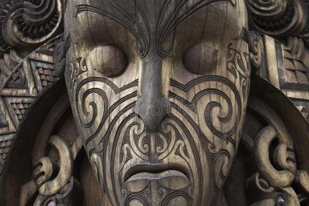 木材毛利人面具从上帝神圣的照片