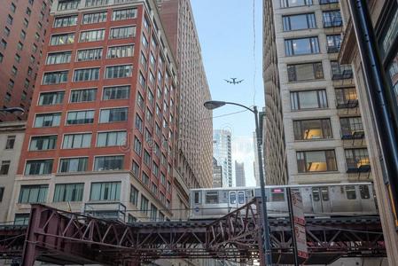 火车经过的在旁边采用在商业区芝加哥和飞机fly采用g奥菲亚