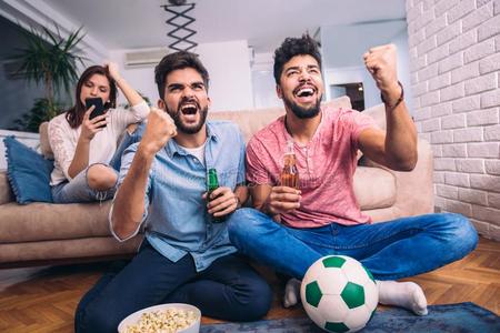 幸福的朋友或足球粉丝观察足球向television电视机和西普拉