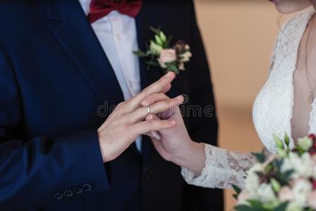 穿衣在上面指已提到的人婚礼戒指