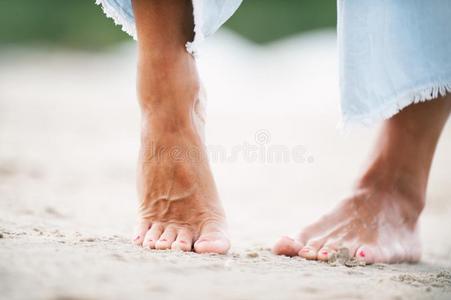 整洁的鞣酸处理的性的软的女人脚.夏季在户外关-在上面