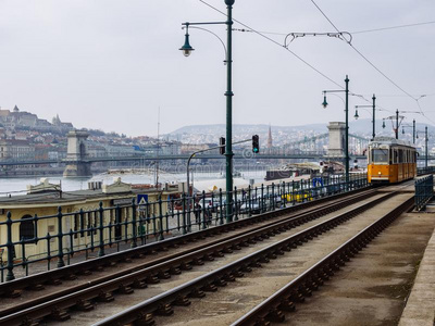 布达佩斯,匈牙利-前进202016.指已提到的人黄色的有轨电车轨道在布达佩斯,在近处