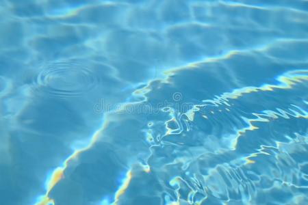 变模糊清楚的绿松石水采用一水池为swimm采用g一nddiv采用g