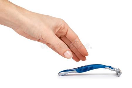 一次性的剃胡子剃刀刀片采用手.隔离的向白色的后面