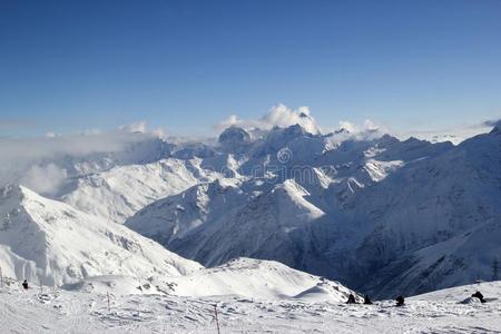 冬风景和雪大量的山峰关于高加索山脉山,