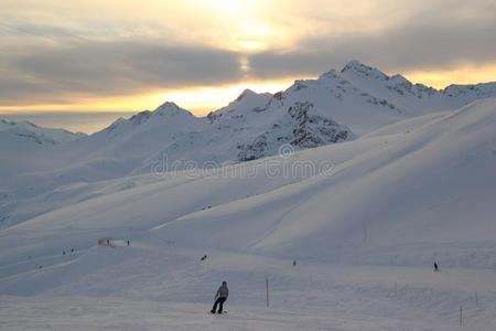 冬风景和雪大量的山峰关于高加索山脉山,