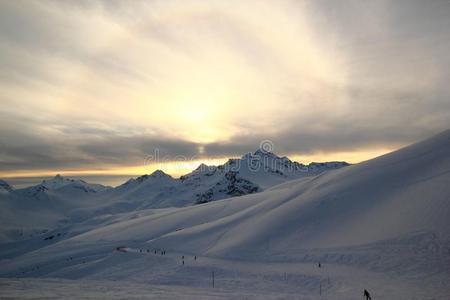 冬风景和雪大量的山峰关于高加索山脉山,