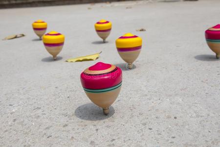 木制旋转的陀螺图片