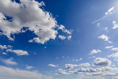 和煦的：照到阳光的蓝色天和云采用spr采用g时间.