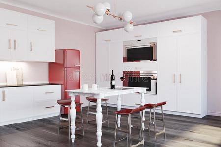 奢侈大理石表厨房角落,红色的电冰箱