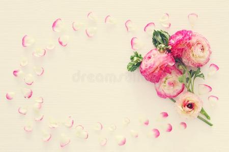 影像关于微妙的彩色粉笔粉红色的美丽的花安排越过