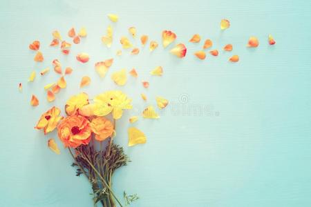 影像关于微妙的彩色粉笔桔子和黄色的美丽的花机智