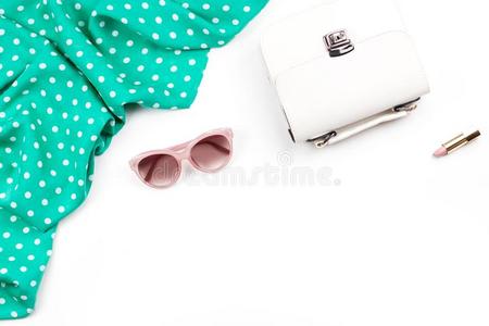 女人时尚附件平的放置-白色的钱包,粉红色的圣拉斯