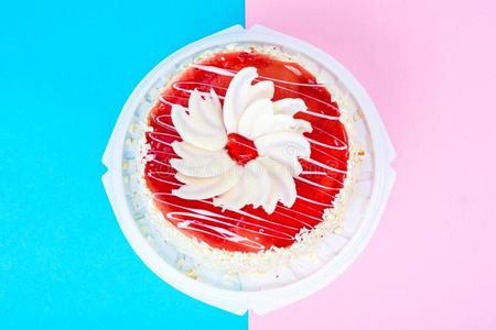 自家制的蛋糕和红色的结冰和白色的巧克力向明亮的颜色