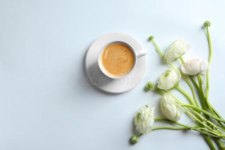 杯子关于热的c关于fee和美丽的毛茛属植物花