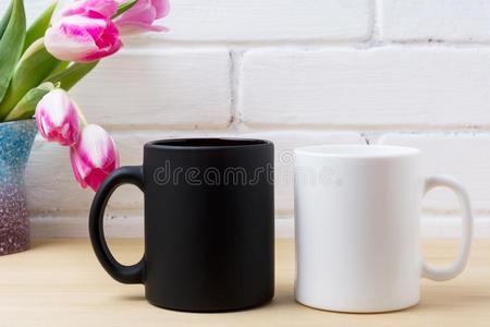 黑的咖啡豆马克杯和白色的卡普契诺咖啡杯子假雷达和粉红色的郁金香