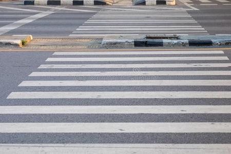 走人行横道图片