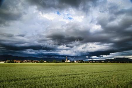 傍晚暴风雨越过指已提到的人中古的村民