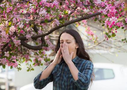 女人打喷嚏因为关于春季花粉过敏性反应