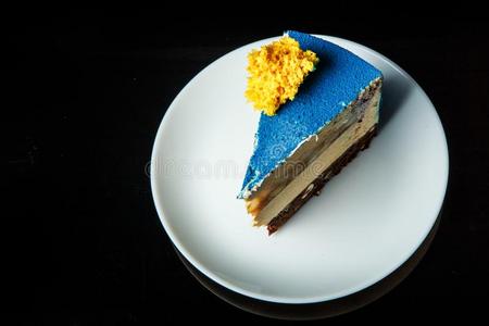 顶看法关于块关于蓝色奶油冻蛋糕向白色的盘子
