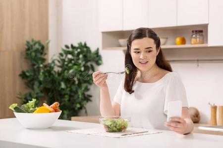 安静的美丽的女人享有沙拉