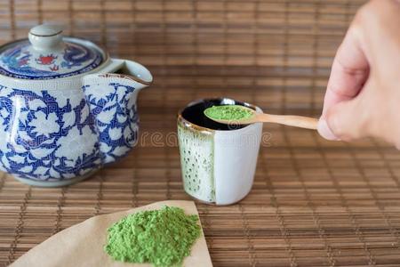 日本抹茶绿色的茶水