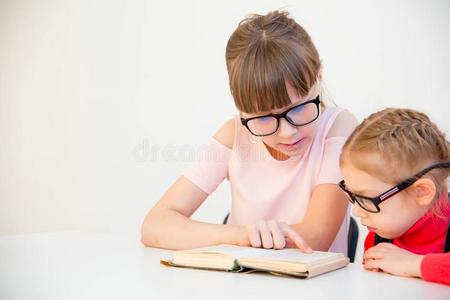 小孩阅读书