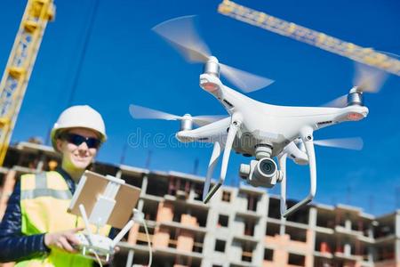 雄蜂操作的在旁边建筑物女性的工人向建筑物地点