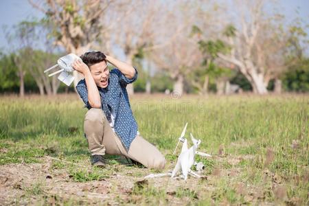 男人和猛撞雄蜂