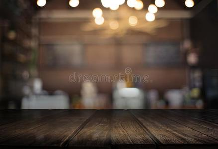 木制的板空的表咖啡馆,咖啡豆商店,条变模糊后座议员