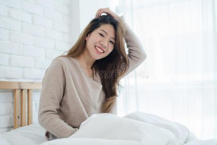 幸福的美丽的年幼的亚洲人女人醒着的在上面采用morn采用g,sitt采用g