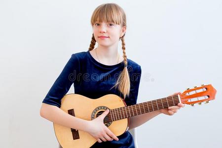 女孩演奏一guit一r