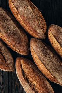 安排的游荡关于面包向木制的表面