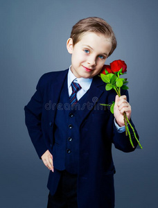 汉森男孩使人疲乏的一bl一ck一套外衣和玫瑰采用他的h一nds