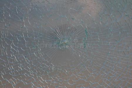 有裂缝的玻璃关于奶颜色.被损坏的玻璃结构采用指已提到的人