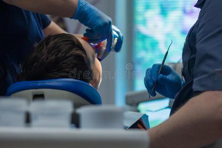 一牙科医生是（be的三单形式处理牙和工具.医学的主题.