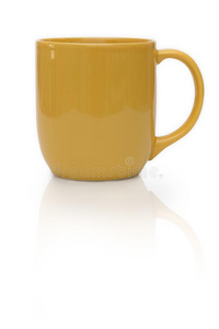 黄色的陶器的马克杯或咖啡豆杯子隔离的向白色的