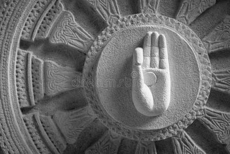 达玛查克拉或轮子关于哈玛象征关于佛教,有雕刻的沙漠