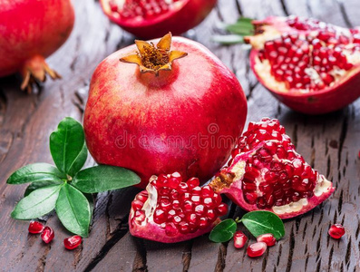 成熟的石榴成果向指已提到的人木制的背景.照片