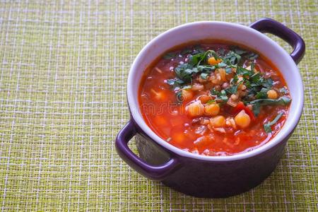 番茄汤和鹰嘴豆和蔬菜.阿拉伯的烹饪.快的