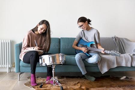 女人演奏音乐同时在家