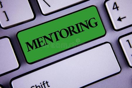 单词文字文本mentoring是一种工作关系。mentor通常是处在比mentee更高工作职位上的有影响力的人。他/她有比‘me