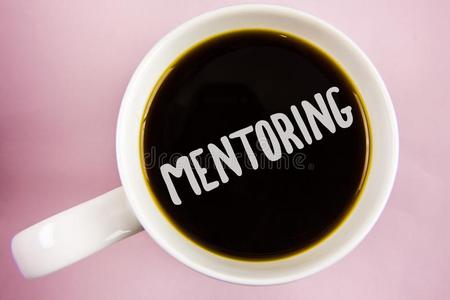 书法文本文字mentoring是一种工作关系。mentor通常是处在比mentee更高工作职位上的有影响力的人。他/她有比‘me