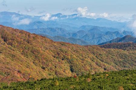 高的角看法关于山范围在Cahors地区.