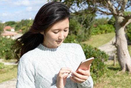 女人有样子的在聪明的电话