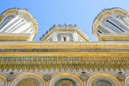 日光看法从底部向花式字体的修道院建筑物的正面