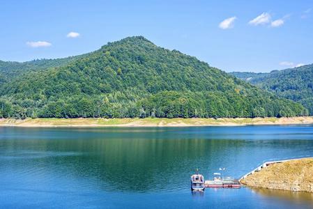 日光看法向♪Vidraru♪湖和喀尔巴阡山脉的山和同意