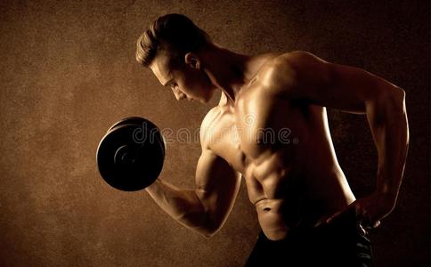 肌肉的适合健身爱好者运动员举起重量